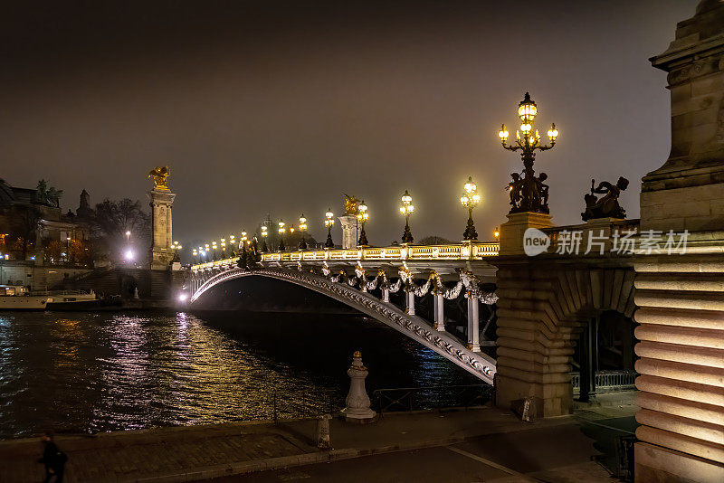 2019 Pont Alexandre III在晚上